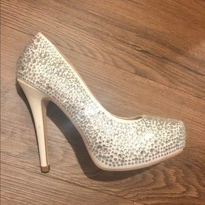 Lauren Lorraine Wht Bonny Crystal Embl. Pumps